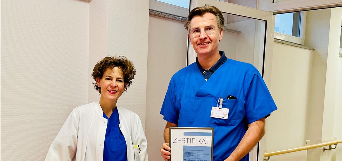 Chefarzt Dr. Martin Haas und die Leitende Oberärztin Dr. Anke Reckert nehmen das Zertifikat entgegen