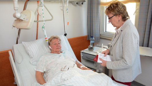 Angelika Mühlenbäumer vom Verein Kontakt und Hilfe besucht eine Patientin
