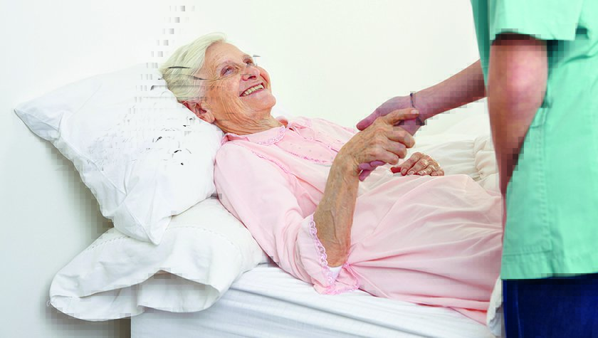 Seniorin im Krankenbett
