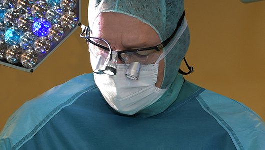 Chefarzt Dr. Ludwig mit Lupenbrille