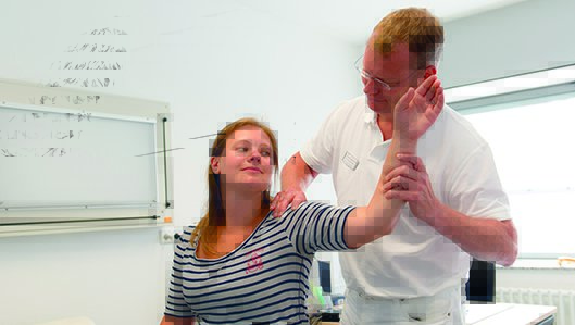 PD Dr. Rubenthaler untersucht die Schulter einer Patientin