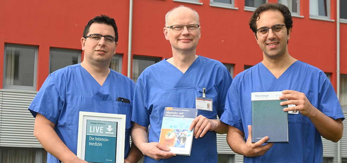 Chefarzt Dr. Burkhard Thiel (Mitte), der Leitende Oberarzt Dr. Volkan Kösek (l.) und der Leitende Oberarzt Dr. Bassam Redwan (r.) 