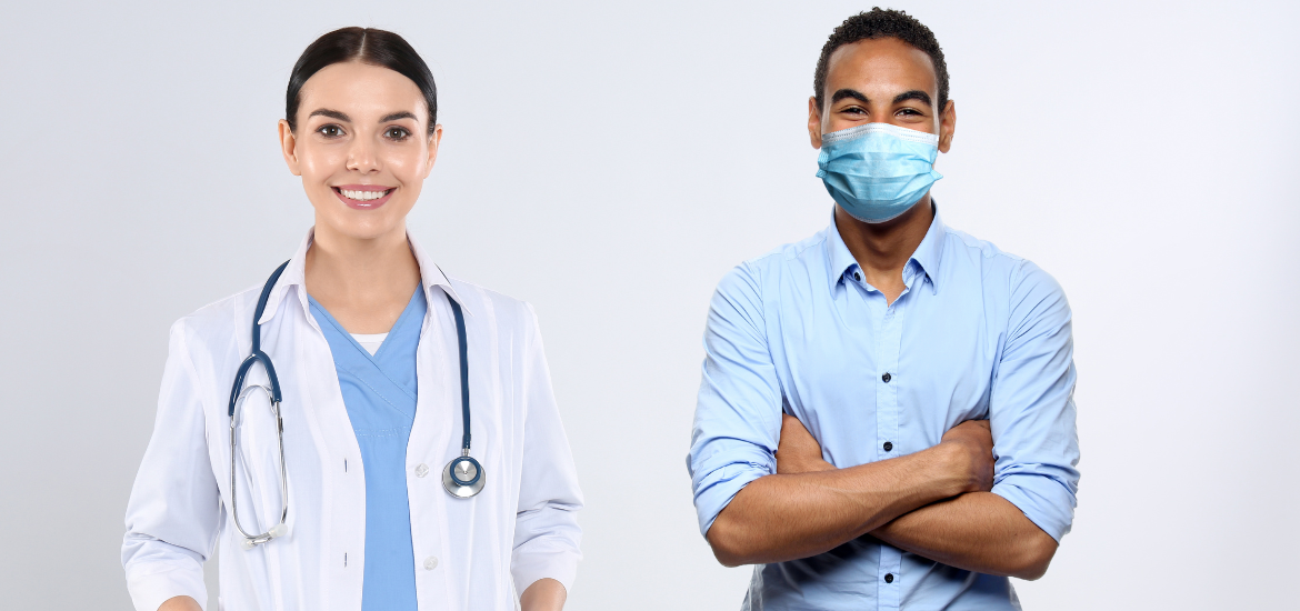 Eine Ärztin ohne Maske und ein Mann mit Maske stehen nebeneinander
