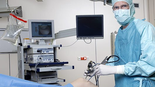 Chefarzt Dr. Dieter Metzner bei einer Arthroskopie