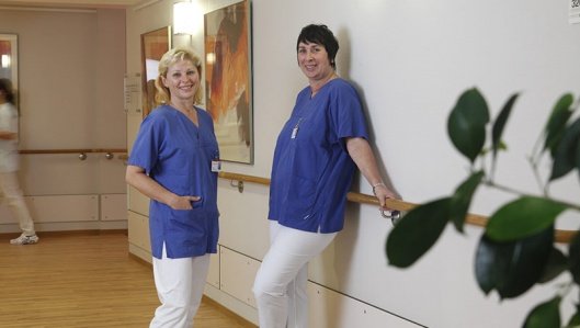 Zwei Krankenpflegerinnen in der Klinik am Park
