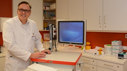 Chefarztc Dr. Ludwig am Laptop 