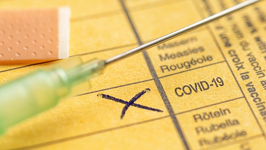 Impfpass mit Eintrag einer Covid-19-Impfung