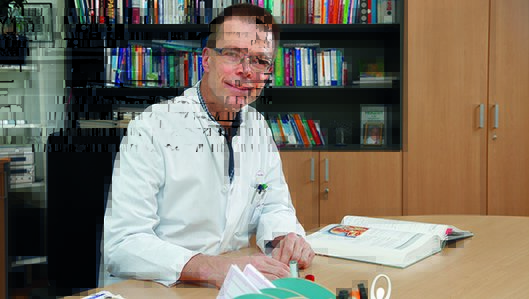 Der Leiter der Schmerzambulanz im Knappschaftskrankenhaus Dortmund,  Dr. Thomas Hofmann, an seinem Schreibtisch.