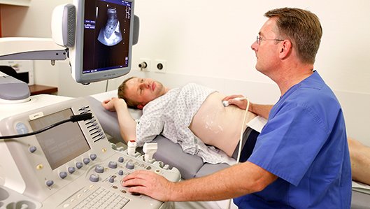 Dr. Wiemer bei einer Ultraschalluntersuchung des Bauches 