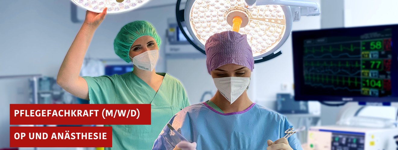 Zwei weibliche Pflegefachkräfte arbeiten in einem Tageslicht-OP. Eine Krankenschwester trägt einen grünen Kittel und eine grüne Haube, die Andere trägt einen blauen Kittel und eine pinke Haube und hält Op-Instrumente in der Hand. 