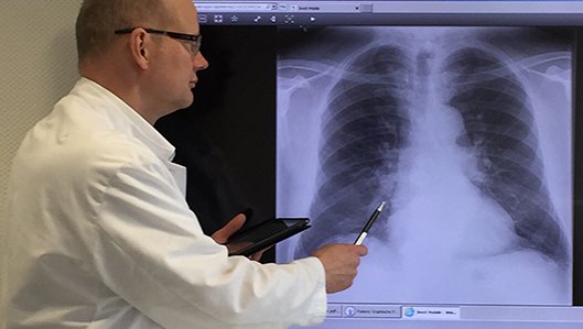 Dr. Thiel bei der Begutachtung einer Röntgenaufnahme