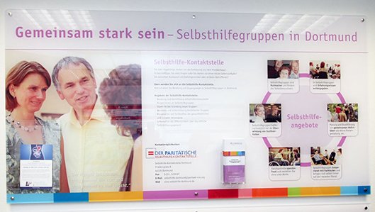 Acrylwand im Knappschaftskrankenhaus Lütgendortmund mit Informationen zu Selbsthilfeangeboten