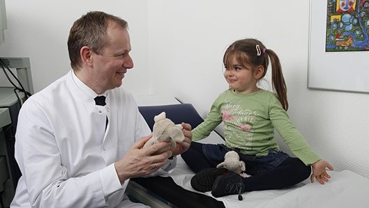 Dr. Orth mit einer kleinen Patientin