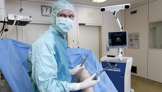 Dr. Metzner bei einer Knie-OP