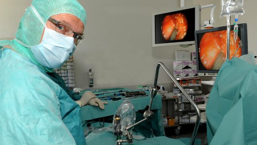 Chefarzt Dr. Burkhard Thiel bei einer Lungen OP