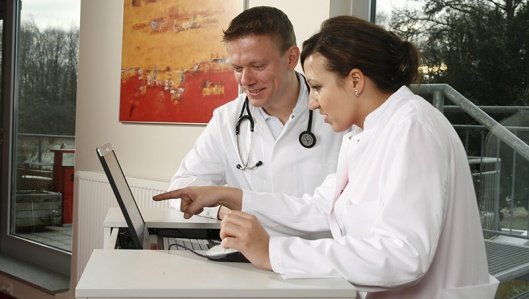 Zwei Ärzte an einem Laptop