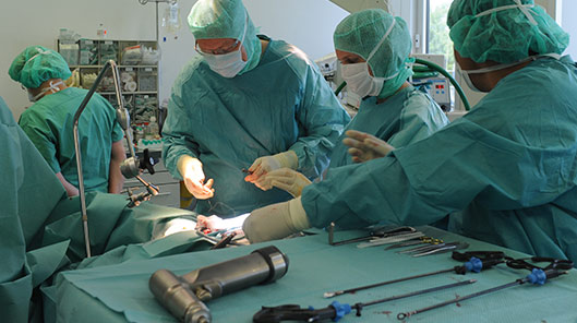 Chefarzt Dr. Burkhard Thiel und sein Team bei einer Lungen-OP